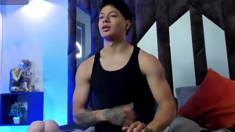 tony_petrov online show from June 18, 9:14 am