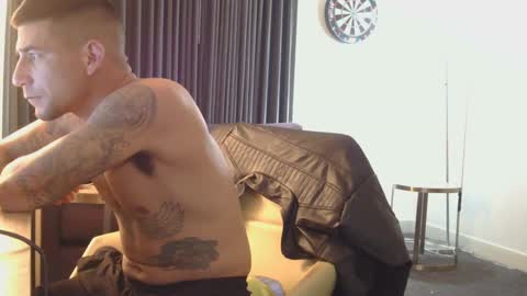 Snapshot of toomuchsmoke chatting on December 16, 5:06 am toomuchsmoke online show from December 16, 5:06 am