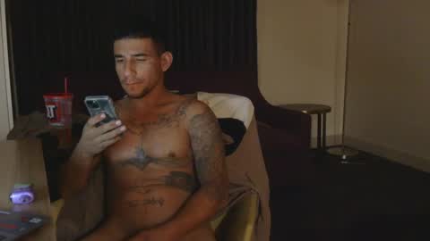 Snapshot of toomuchsmoke chatting on December 19, 7:29 am toomuchsmoke online show from December 19, 7:29 am