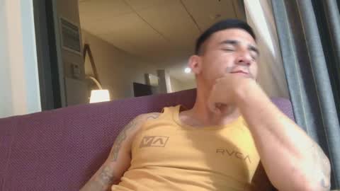 Snapshot of toomuchsmoke chatting on December 20, 8:06 am toomuchsmoke online show from December 20, 8:06 am