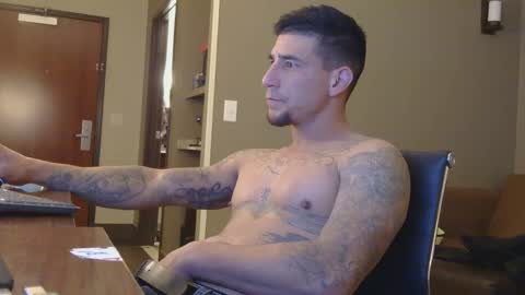 Snapshot of toomuchsmoke chatting on January 5, 3:32 am toomuchsmoke online show from January 5, 3:32 am