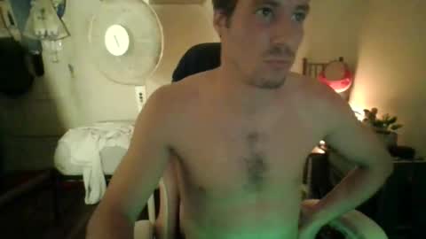Snapshot of toyboysquirt chatting on April 21, 3:02 am toyboysquirt online show from April 21, 3:02 am