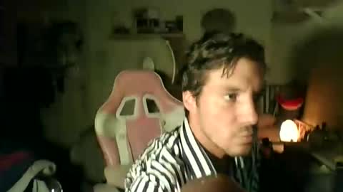 Snapshot of toyboysquirt chatting on April 25, 4:04 am toyboysquirt online show from April 25, 4:04 am
