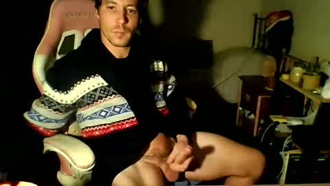 Snapshot of toyboysquirt chatting on May 17, 12:12 pm toyboysquirt online show from May 17, 12:12 pm