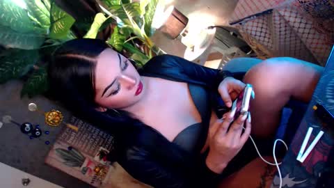 Snapshot of transbadassx chatting on December 11, 12:23 am CLEOPATHRA online show from December 11, 12:23 am