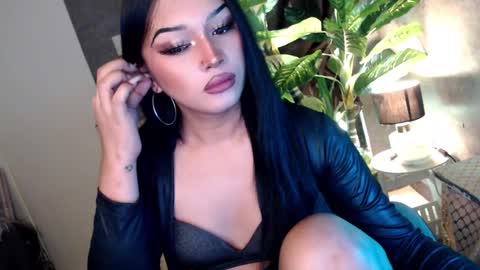 Snapshot of transbadassx chatting on December 13, 4:43 am CLEOPATHRA online show from December 13, 4:43 am