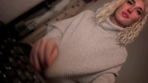 ALMIGHTY GODDESS VALENTINA online show from November 5, 9:15 pm