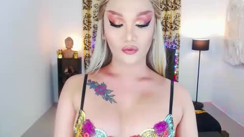 Snapshot of transplayfullolivia chatting on September 16, 7:09 am KYLIE BELLA  TS online show from September 16, 7:09 am