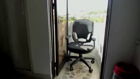 Snapshot of travis_bakerr chatting on June 28, 2:23 pm travis bakerr online show from June 28, 2:23 pm