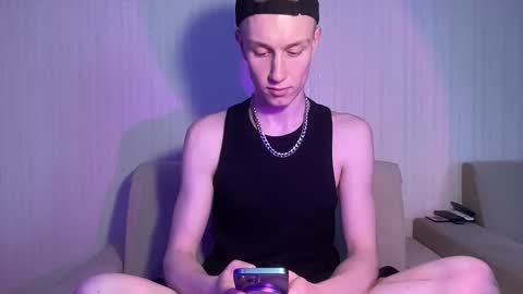 Travis online show from April 21, 9:15 am