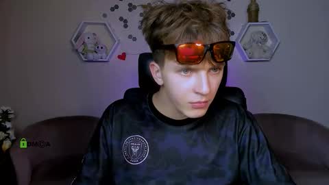 Travis online show from September 18, 7:16 pm