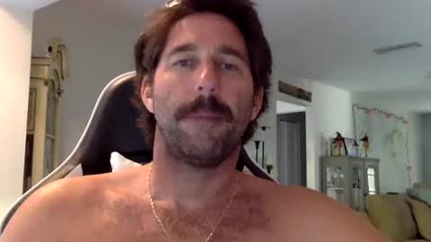 TravisKenn online show from October 18, 8:42 pm