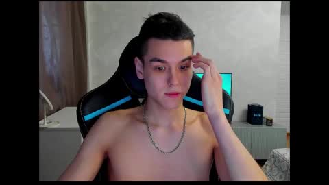 travisrivas online show from March 4, 1:06 pm