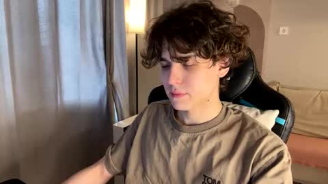 travisrivas online show from April 18, 9:02 am