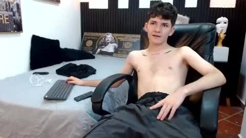 Snapshot of trevor_mob chatting on June 19, 5:50 pm trevor_mob online show from June 19, 5:50 pm