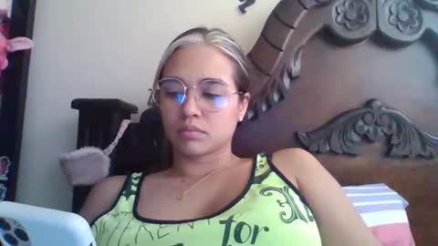 triana_bell online show from February 1, 6:51 pm