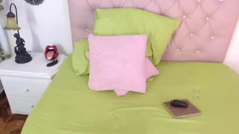 triana_crimson online show from February 1, 12:29 am