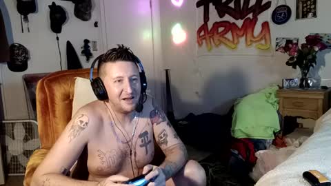 Snapshot of trillnonymau5 chatting on December 8, 3:43 am trillnonymau5 online show from December 8, 3:43 am