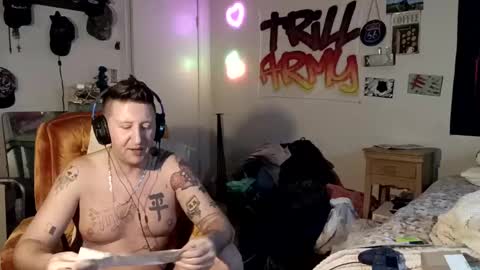 Snapshot of trillnonymau5 chatting on December 16, 11:07 pm trillnonymau5 online show from December 16, 11:07 pm