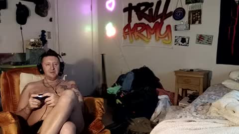 Snapshot of trillnonymau5 chatting on December 17, 2:23 am trillnonymau5 online show from December 17, 2:23 am