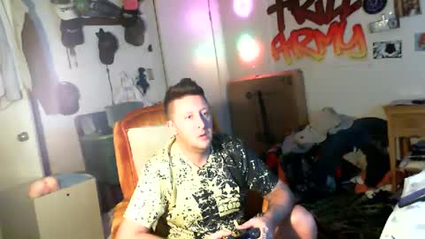 Snapshot of trillnonymau5 chatting on December 25, 1:20 am trillnonymau5 online show from December 25, 1:20 am