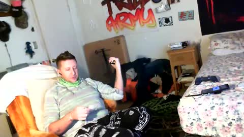 Snapshot of trillnonymau5 chatting on December 25, 6:09 pm trillnonymau5 online show from December 25, 6:09 pm