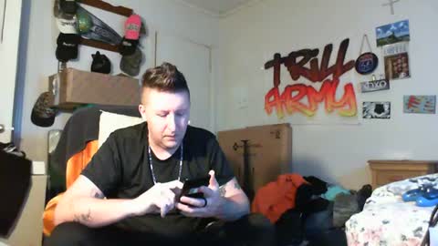 Snapshot of trillnonymau5 chatting on February 12, 5:05 am trillnonymau5 online show from February 12, 5:05 am