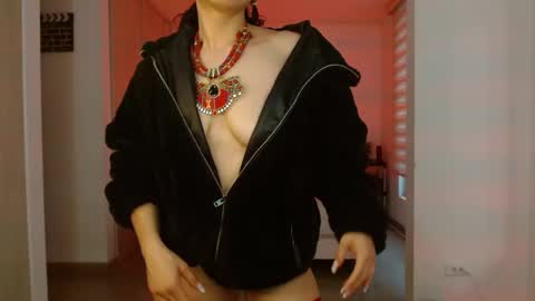 Snapshot of trinity_prestige chatting on January 26, 10:35 pm TRINITY online show from January 26, 10:35 pm