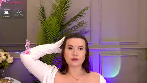 Snapshot of trisha_winslet chatting on March 8, 7:49 am trisha_winslet online show from March 8, 7:49 am