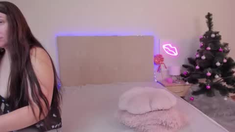 Mia online show from December 15, 6:28 am