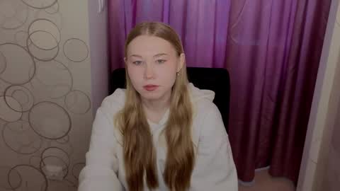 Snapshot of tristaaluarez chatting on February 9, 4:49 am Lana online show from February 9, 4:49 am