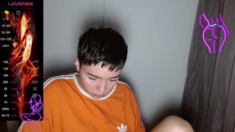 Snapshot of trixie_tangg chatting on February 21, 2:39 am Kitty online show from February 21, 2:39 am