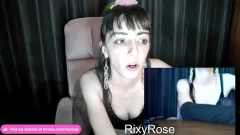 Snapshot of trixyrose chatting on December 4, 2:20 am RixyRose online show from December 4, 2:20 am