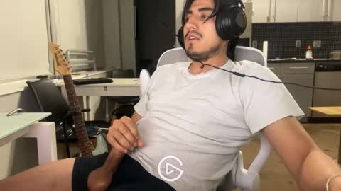 Snapshot of trod5763 chatting on February 6, 3:37 am trod5763 online show from February 6, 3:37 am