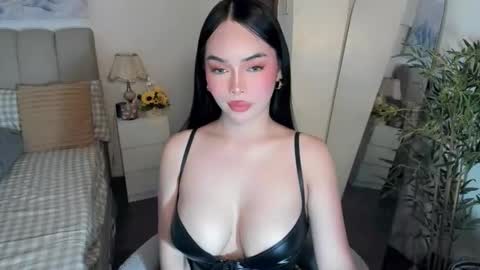 Snapshot of tspearlofasia chatting on May 4, 11:06 am Graciella online show from May 4, 11:06 am