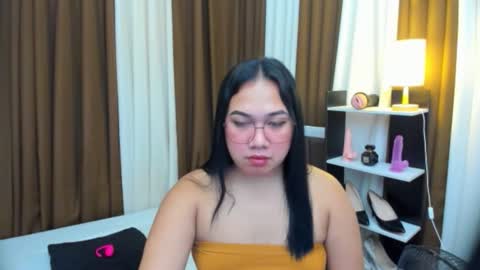 Karen Oquio online show from October 22, 9:14 pm