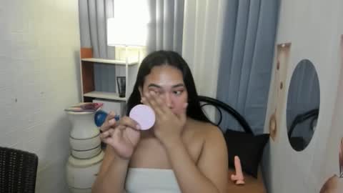 Karen Oquio online show from November 25, 5:40 am