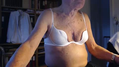 Snapshot of tubaist chatting on January 27, 8:18 am FINN but call me NANNA online show from January 27, 8:18 am