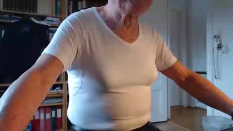 Snapshot of tubaist chatting on February 5, 9:15 am FINN but call me NANNA online show from February 5, 9:15 am