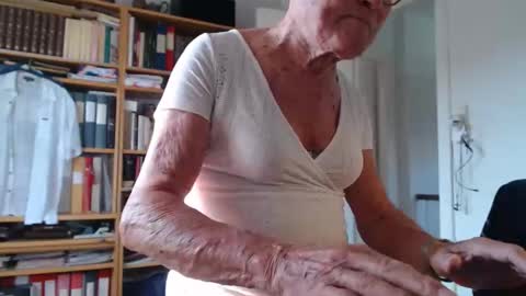 Snapshot of tubaist chatting on September 10, 8:36 am FINN but call me NANNA online show from September 10, 8:36 am