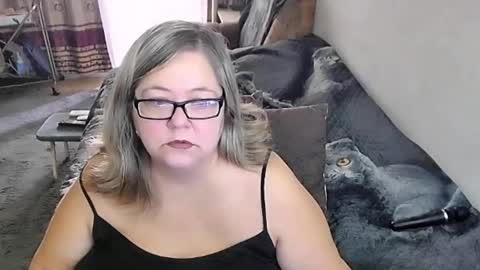 Snapshot of tviks chatting on October 30, 2:35 am Lana online show from October 30, 2:35 am