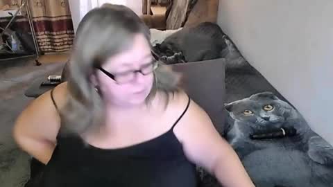 Snapshot of tviks chatting on November 2, 12:35 am Lana online show from November 2, 12:35 am