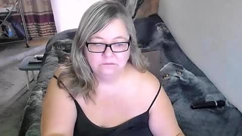 Snapshot of tviks chatting on November 4, 2:21 am Lana online show from November 4, 2:21 am