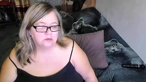 Snapshot of tviks chatting on November 13, 12:09 am Lana online show from November 13, 12:09 am