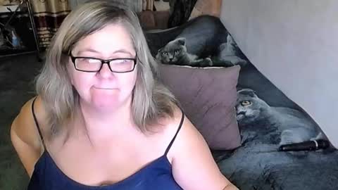 Snapshot of tviks chatting on November 16, 7:30 pm Lana online show from November 16, 7:30 pm