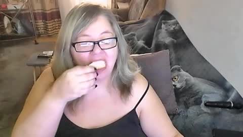 Snapshot of tviks chatting on December 4, 2:10 am Lana online show from December 4, 2:10 am