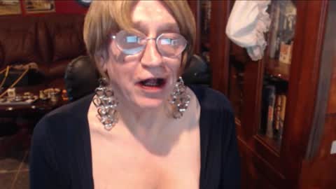 Snapshot of tvmsjoanne chatting on October 15, 1:33 pm tvmsjoanne online show from October 15, 1:33 pm