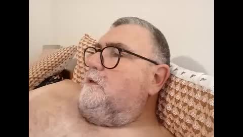 Snapshot of twohats2810 chatting on December 17, 7:09 pm twohats2810 online show from December 17, 7:09 pm