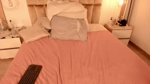 Twiggy online show from February 4, 11:38 pm