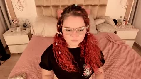 Twiggy online show from February 19, 9:03 pm